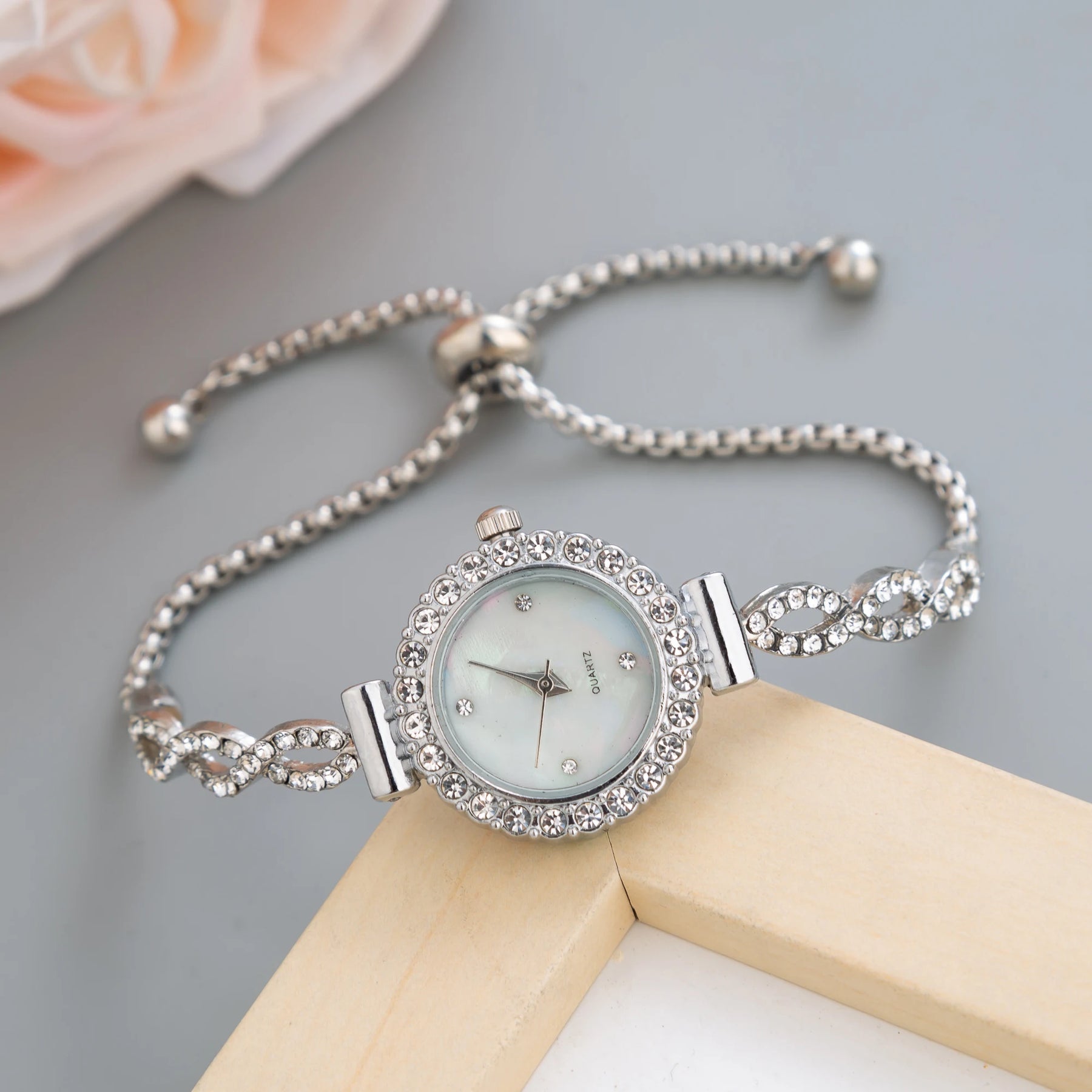 Women's Feather Bracelet Watch - Elegant Fashion Timepiece