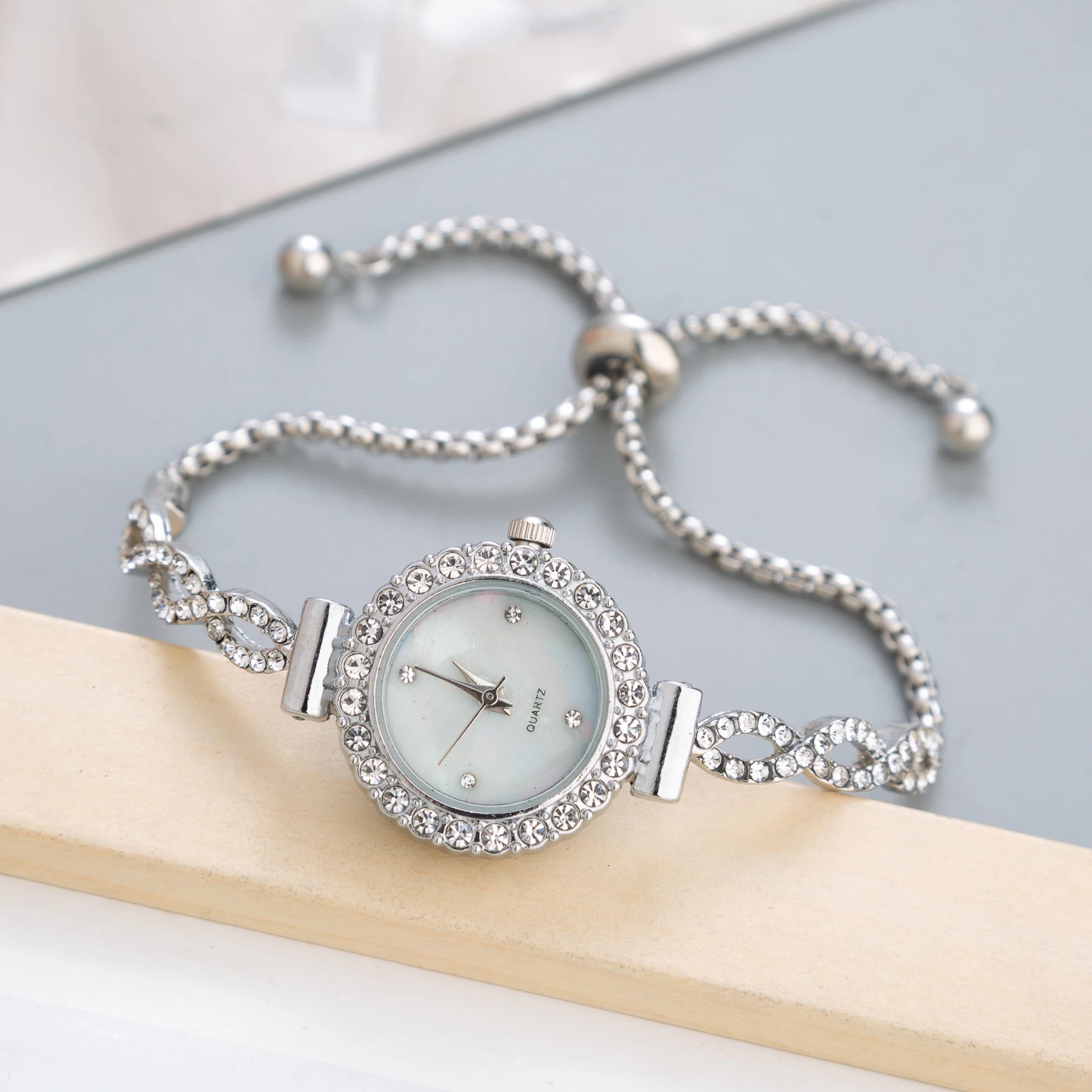 Women's Feather Bracelet Watch - Elegant Fashion Timepiece